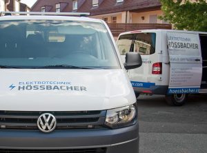 Zwei Wägen der Firma Hössbacher mit dem neuen blau-grauen Flottendesign.