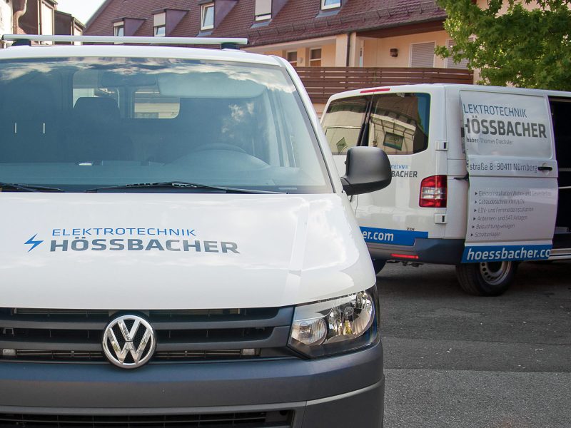 Zwei Wägen der Firma Hössbacher mit dem neuen blau-grauen Flottendesign.