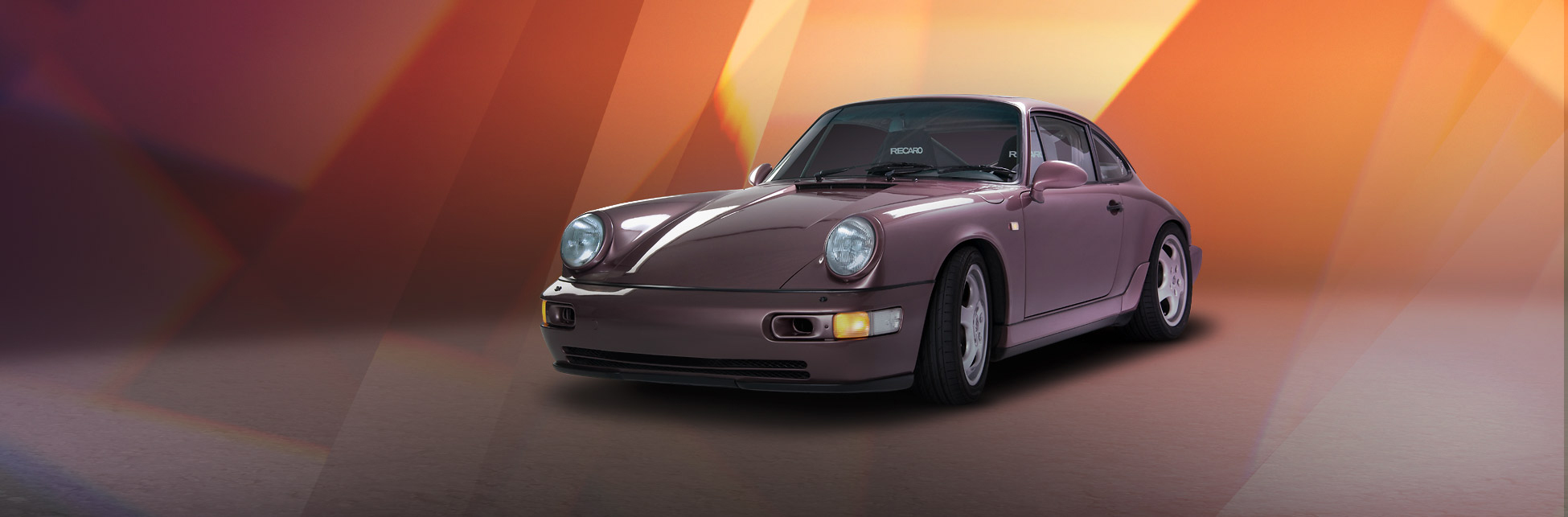 Fahrzeugfotografie im gehobenen Stil, hier ein Porsche vor einem abstrakten Polygonhintergrund.