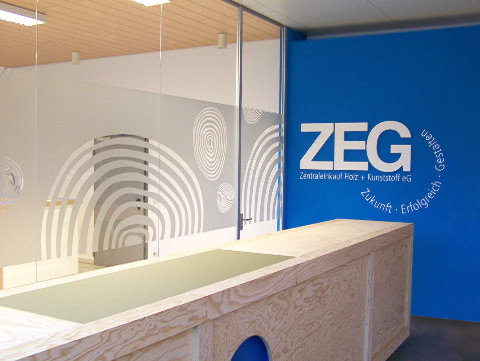 Sichtschutzbeklebung mit ausgeschnittenen, negativen, abstrakten Spiralformen für die ZEG mit Glasdekorfolie.