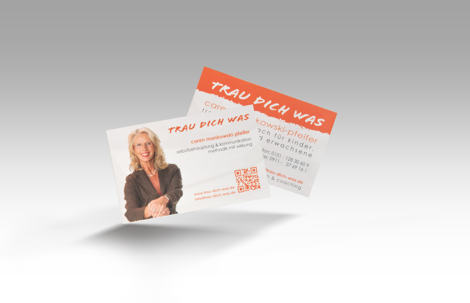 Visitenkarten in grau und orange mit QR-Code und Portrait. Fotografie, Konzeption und Druck - alles aus einer Hand.