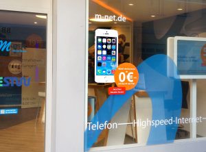 Iphoneaufkleber als digitaler Foliendruck für das M-Net-Geschäft in Nürnberg.