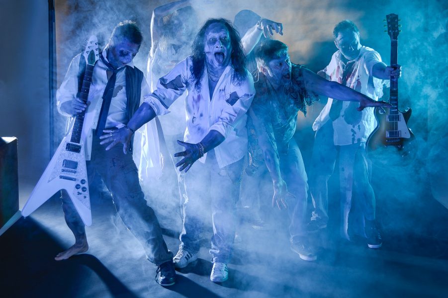 Action-Fotosession der Rockgruppe Hardrock Zombies im  blauen Dunst und richtigen (geschminkten) Zombielook.