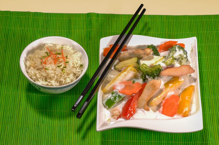 Asiatisches Reisgericht mit Gemüse und Fleisch - in house fotografiert in unserem großen Focus Fotostudio.