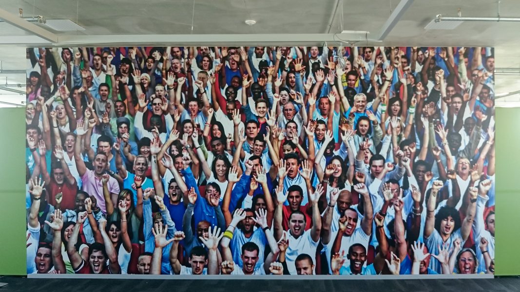 Großflächiges Wandtattoo bedruckt mit einer Menge jubelnder Menschen bei der Firma Adidas