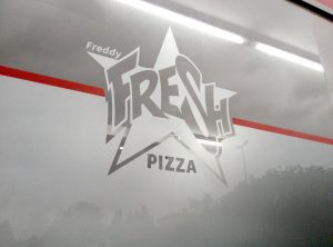 Logo aus Glasdekorfolie von Freddy Fresh