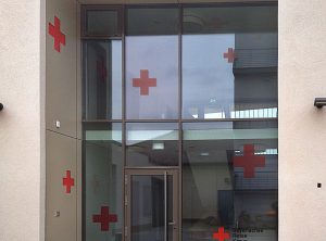 Beklebung des BRK-Stein mit Roten Kreuzen
