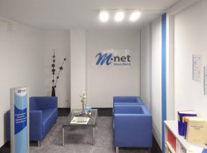 Schild bei M-net Beklebt mit dem Firmenlogo Gestaltet von Werbeagentur Focus