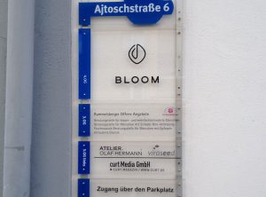 Eingangschild der Firma Bloom in der Ajtoschstraße 6