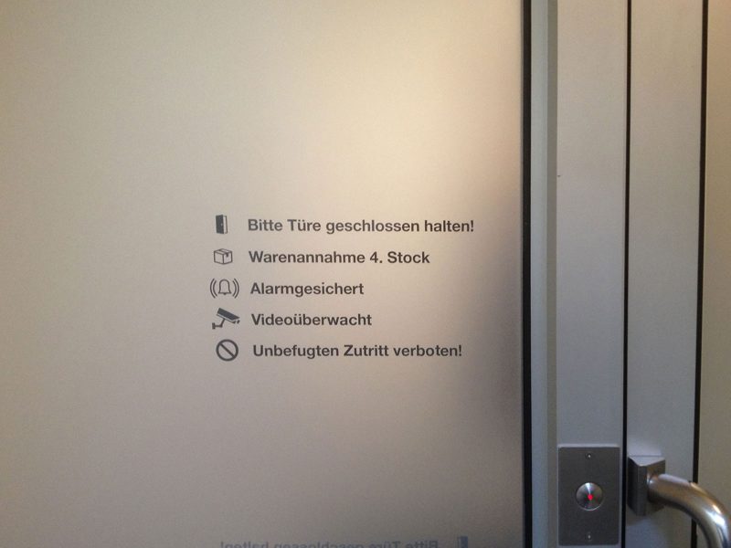 Sichtschutzbeklebung an der Tür bei up2date in Nürnberg