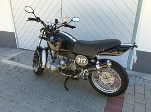 Moderne Streifenbeklebung in Weiß an einem schwarzen Motorrad