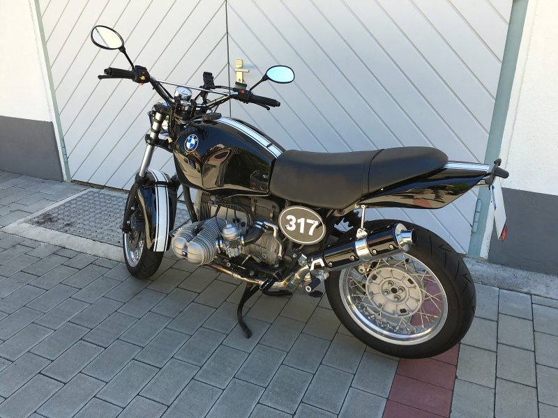 Moderne Streifenbeklebung in Weiß an einem schwarzen Motorrad