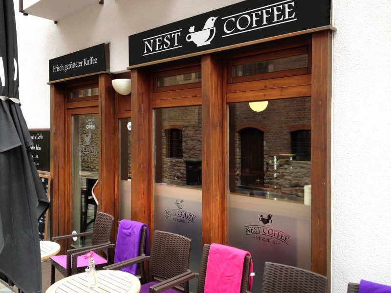 Nahaufnahme der Folierung von Nest Coffee Nürnberg