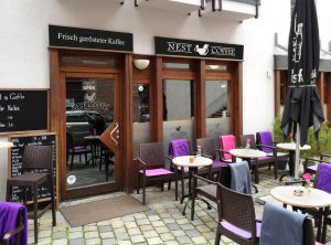 Moderne und dezente Glasdekorfolierung für das Nest Coffee in Nürnberg