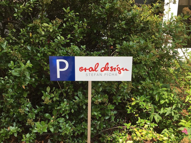 Parkplatzschild für die Firma "oral design" mit Logo