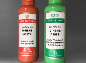 Fotoaufnahmen von zwei mit Aufklebern beklebten Flaschen