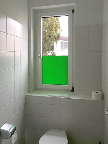 Grüne Sichtschutzbeklebung an Toilettenfenster