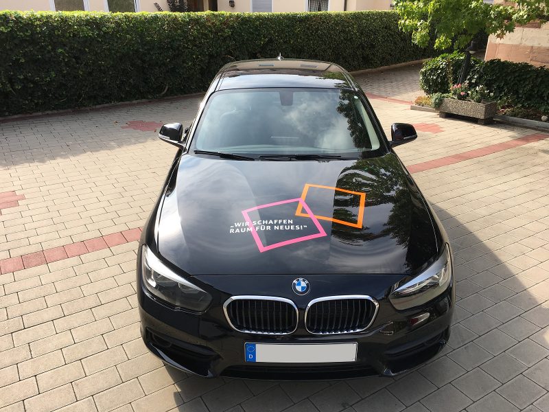 3-farbige Beklebung eines schwarzen BMWs