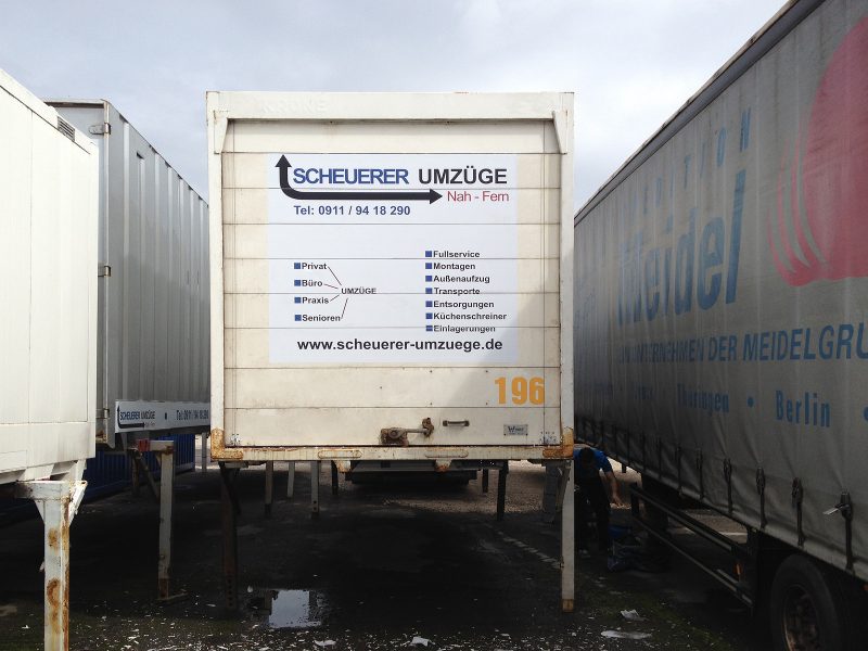 Heckansicht des beklebten Containers für die Firma Scheuerer Umzüge