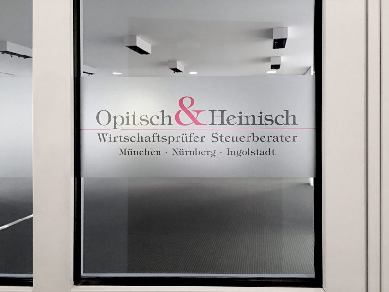 Fensterscheiben-Folierung mit Logo auf Glasdekorfolie für Opitsch und Heinisch