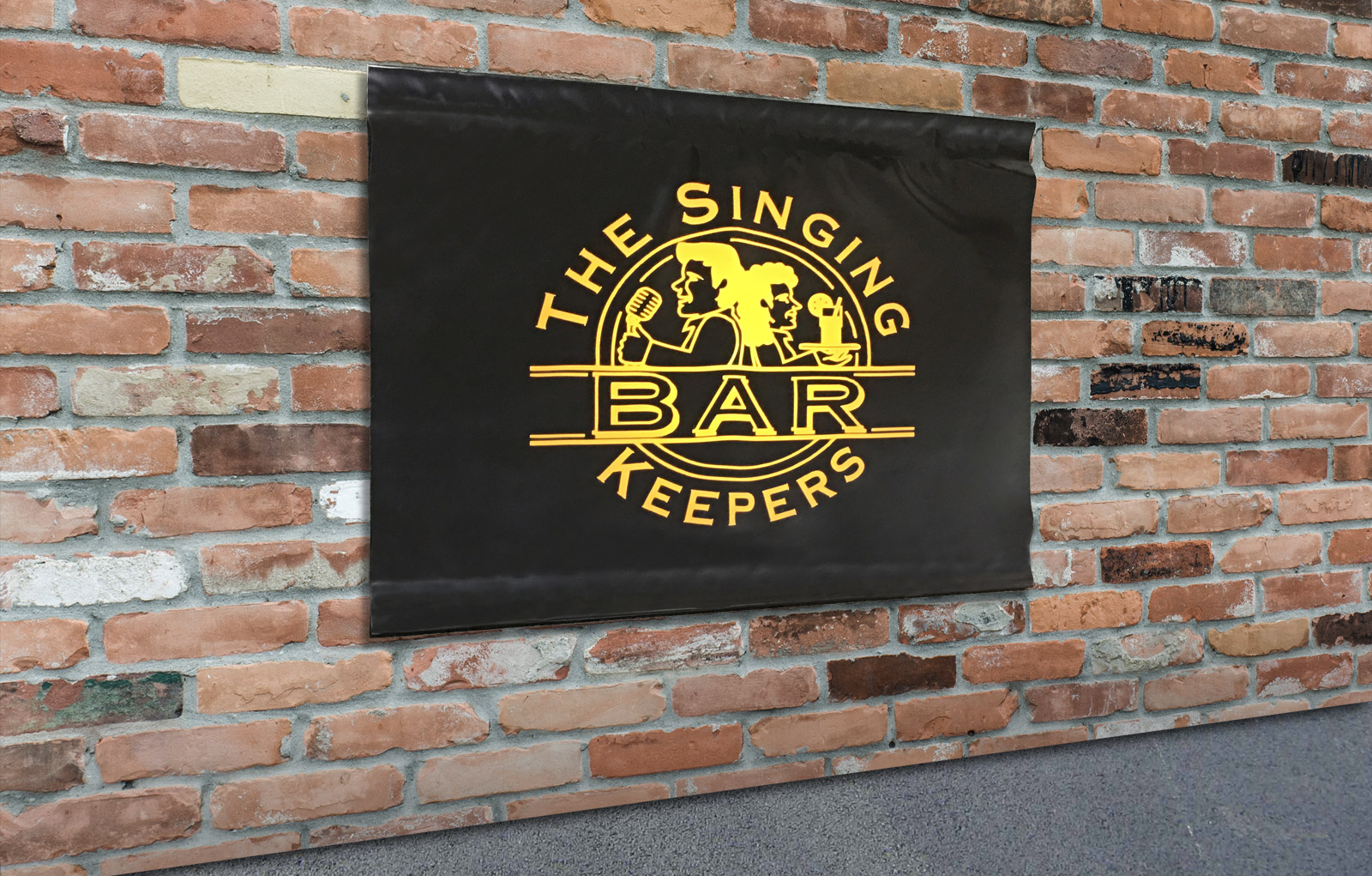 An Backsteinwand montiertes Banner mit dem Logo Singing Barkeepers
