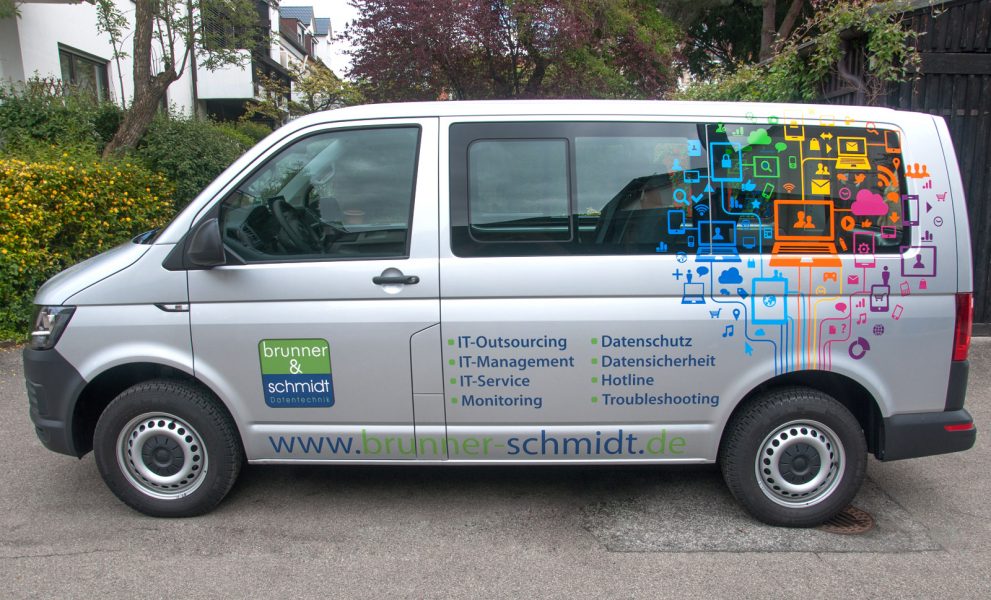 Bunte Icons auf silbernem VW Bus und einer Reihe von Aufzählungspunkte der Dienstleistungen für Brunner und Schmidt
