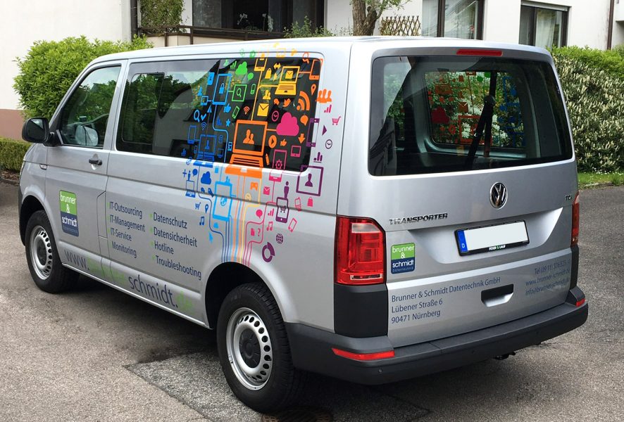 Schrägansicht des VW Bus mit bunter Icon Beklebung