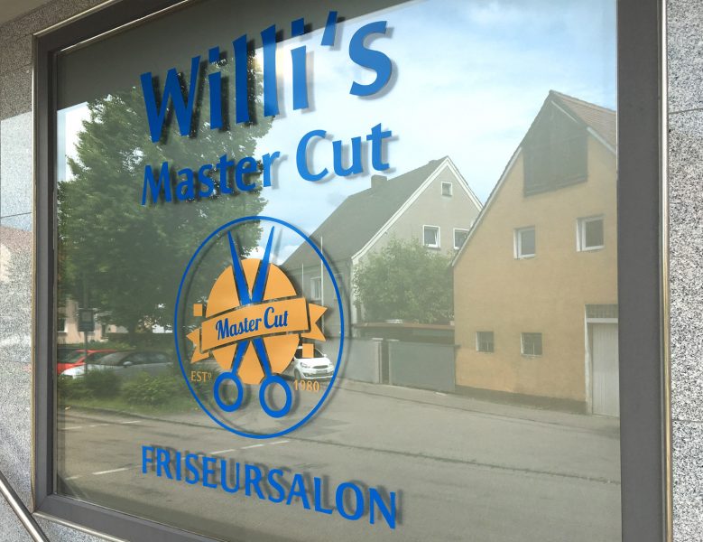 Willi's Master Cut Logo als Schaufensterbeklebung in gold und blau