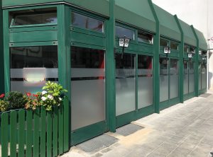 Restaurant Colosseo von außen frisch mit Glasdekorfolie beklebt