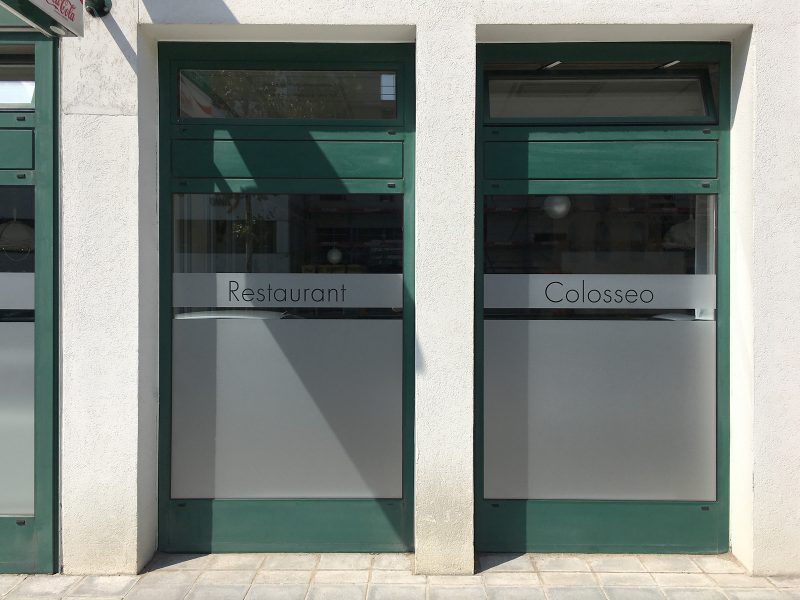 Restaurant Colosseo von außen frisch mit Glasdekorfolie beklebt