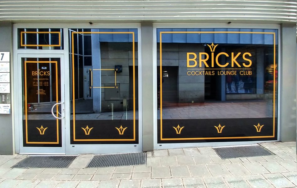 Frisch beklebte Schaufensterfront des Bricks Cafés