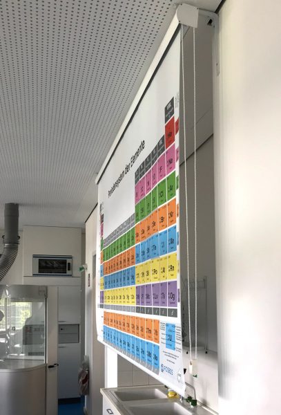 Rolldown mit bedrucktem Periodensystem für die FOSll aus Nürnberg