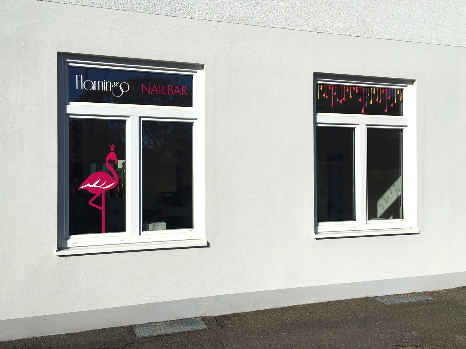 Folienbeschriftung der Fenster für die Flamingo Nailbar in Erlangen