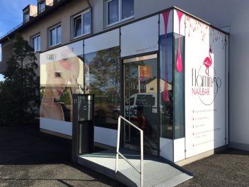 Großflächige Folierung der Fenster für die Flamingo Nailbar in Erlangen