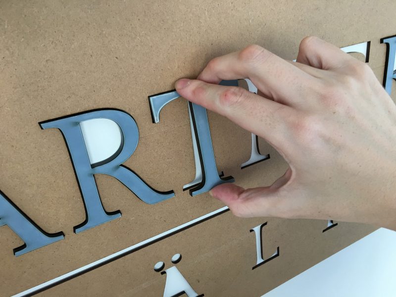 Wandbuchstaben-Montage der Rechtsanwaltlogos von Zurawel und Partner