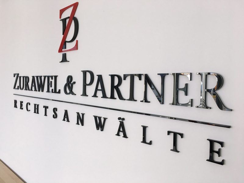 Rechtsanwaltlogo aus Acrylbuchstaben die an einer Wand montiert wurden für Zurawel und Partner