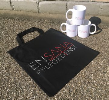 Stofftasche und Tassen mit dem Ensana Pflegedienst bedruckt