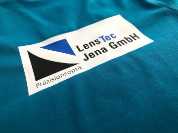 Textildruck von petrolfarbenem Poloshirt der LensTec GmbH aud Jena