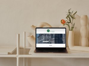 Die Webseite der Alten Akademie Nürnberg auf einem Laptop an einem gemütlichen Arbeitsplatz