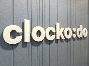 clocko:do - Schriftzug an schallgedämmter Wand aus 3D-Acrylglas