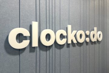clocko:do - Schriftzug an schallgedämmter Wand aus 3D-Acrylglas