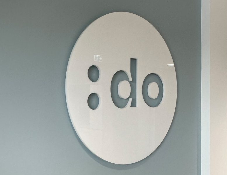 clocko:do - Logo an Bürowand aus 3D-Acrylglas